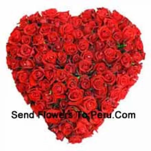 Arrangement en forme de cœur de 100 roses rouges