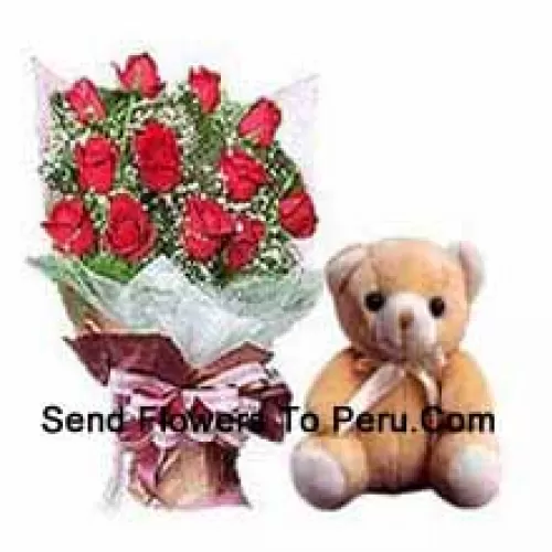 Botte de 12 roses rouges avec des remplisseurs et un petit ours en peluche mignon