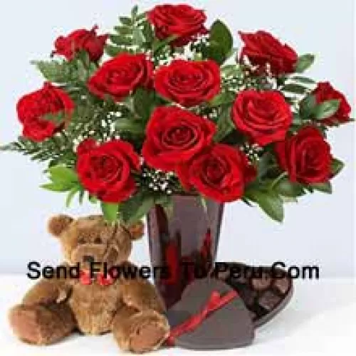 12 roses rouges avec des fougères dans un vase, mignon ours en peluche brun de 10 pouces et une boîte de chocolat en forme de cœur.